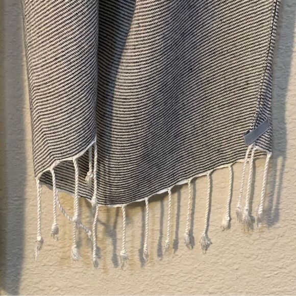 COLUMBIA Wayfarer Scarf Women’s 22”x 76” Gray White Braided Tails Viscose Cotton - Picture 4 of 7